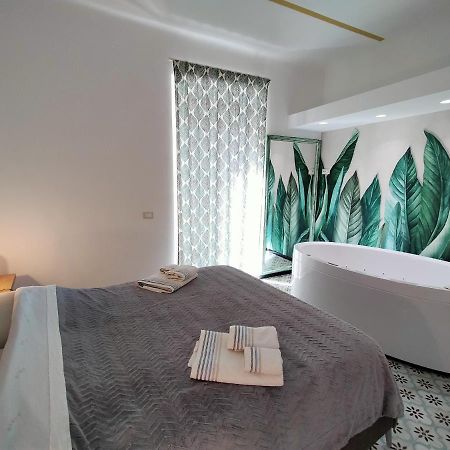 Sonnino Suite Jacuzzi Apartment Bari Exterior foto